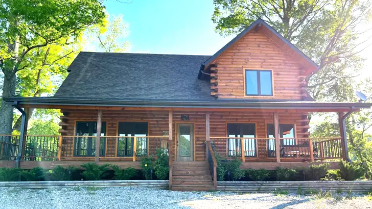 Secluded Riverfront Luxury Log Cabin On Black River