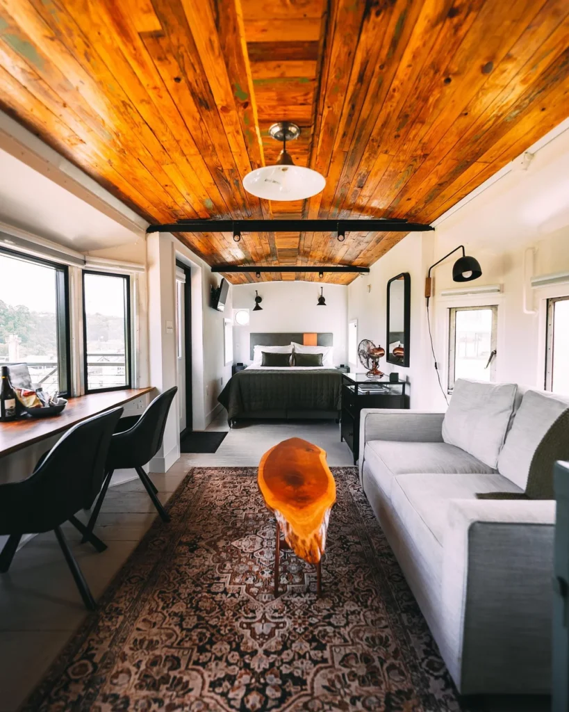 33 Tiny House Interior Design Ideas for Creating a Warm Rustic Retreat