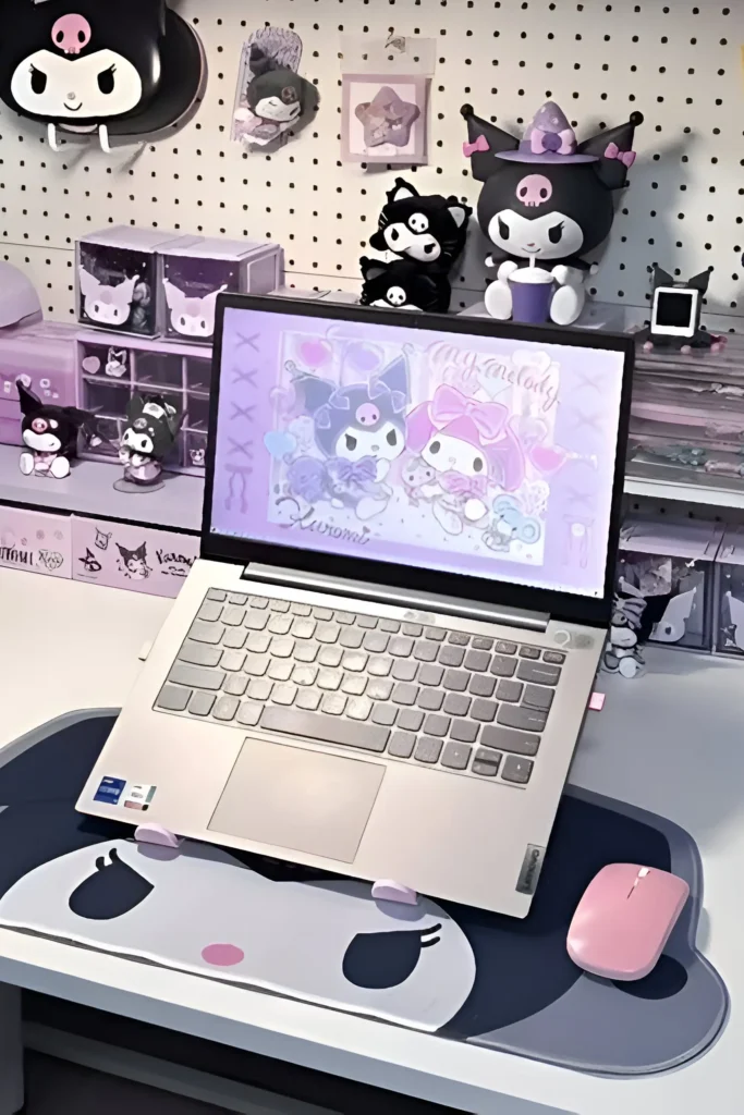  Kuromi-themed workspace with collectibles, pastel accessories, a white laptop, pink mouse, and a matching desk mat.