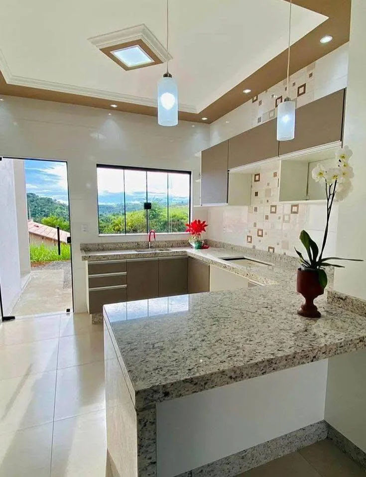 Kitchen with Two-Tone Cabinets