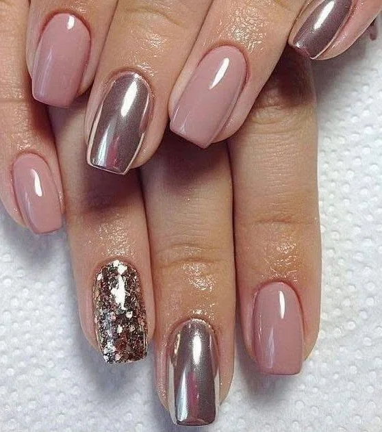 Short pink nude nails with white geometric line accents.