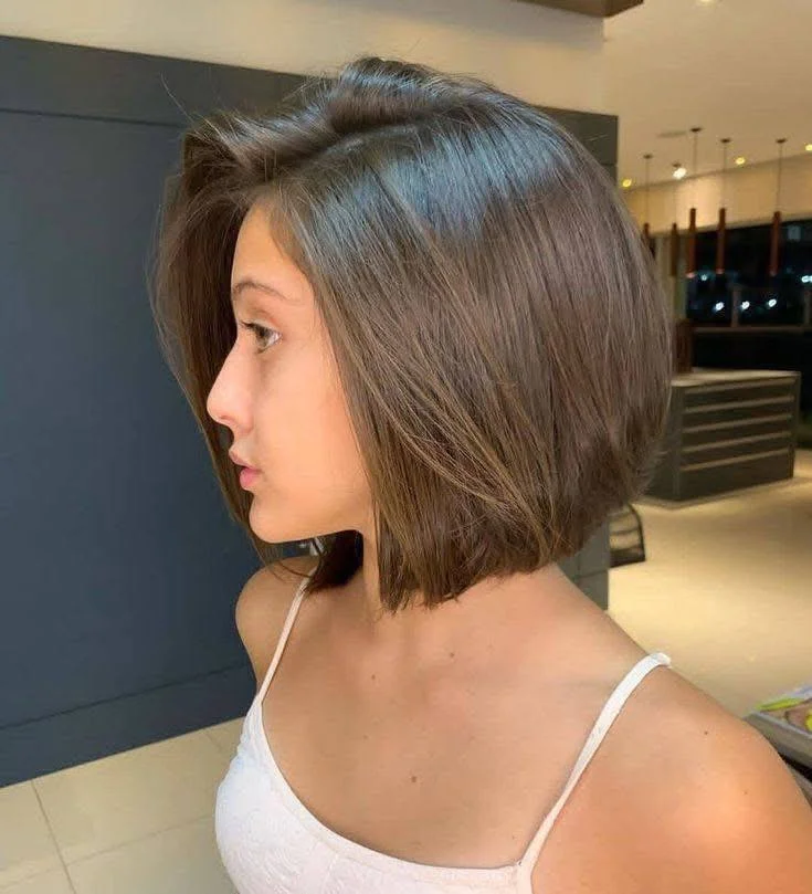 Straight blunt bob, a sharp and trendy short haircut for a 2025 look.