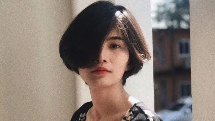 Asymmetrical short bob, an edgy and trendy short haircut for 2025.