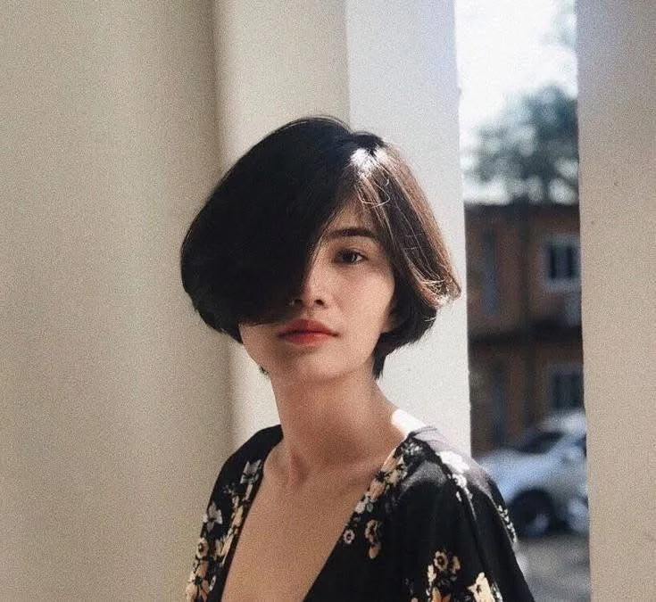 Asymmetrical short bob, an edgy and trendy short haircut for 2025.