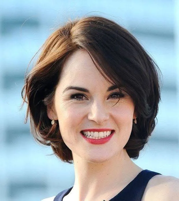 Wavy bob inspiration, a trendy and flirty short haircut for 2025.